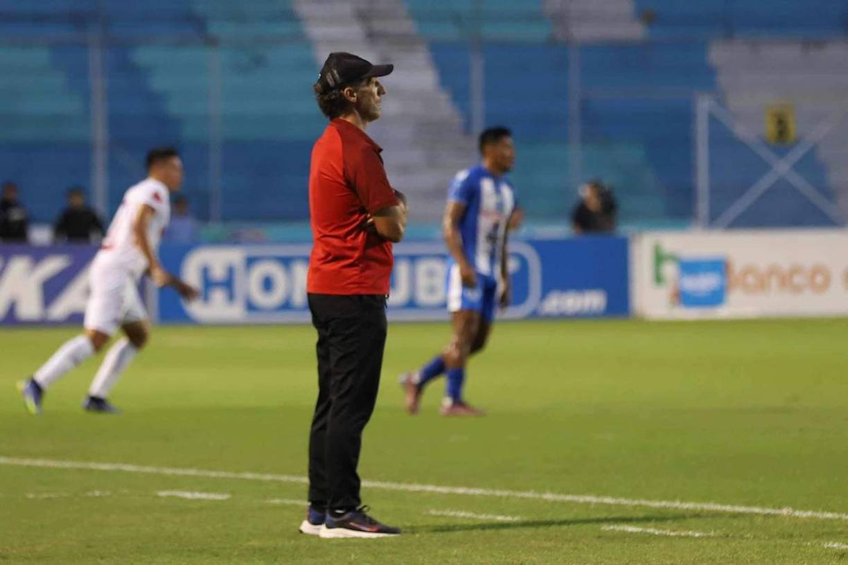 Pedro Troglio observó el partido con semblante serio.
