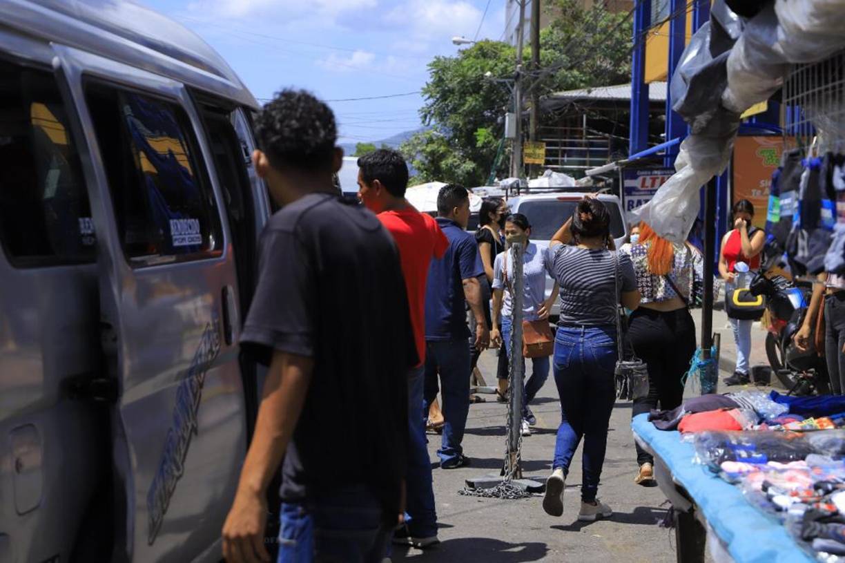 ARTÍCULO 99 - INFRACCIONES MENOS GRAVES (multa de 400 lempiras)- Que el conductor o el ayudante de los vehículos de transporte público, maltrate de palabra o de hecho a los usuarios.-Que los conductores de transporte público se desvíen de la ruta autorizada, sin perjuicio de las sanciones administrativas correspondientes.