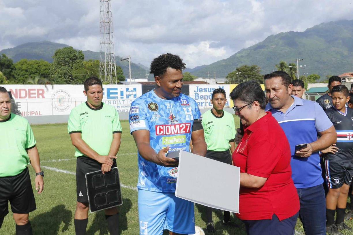 Carlos Pavón recibió un reconocimiento por su destacada trayectoria.