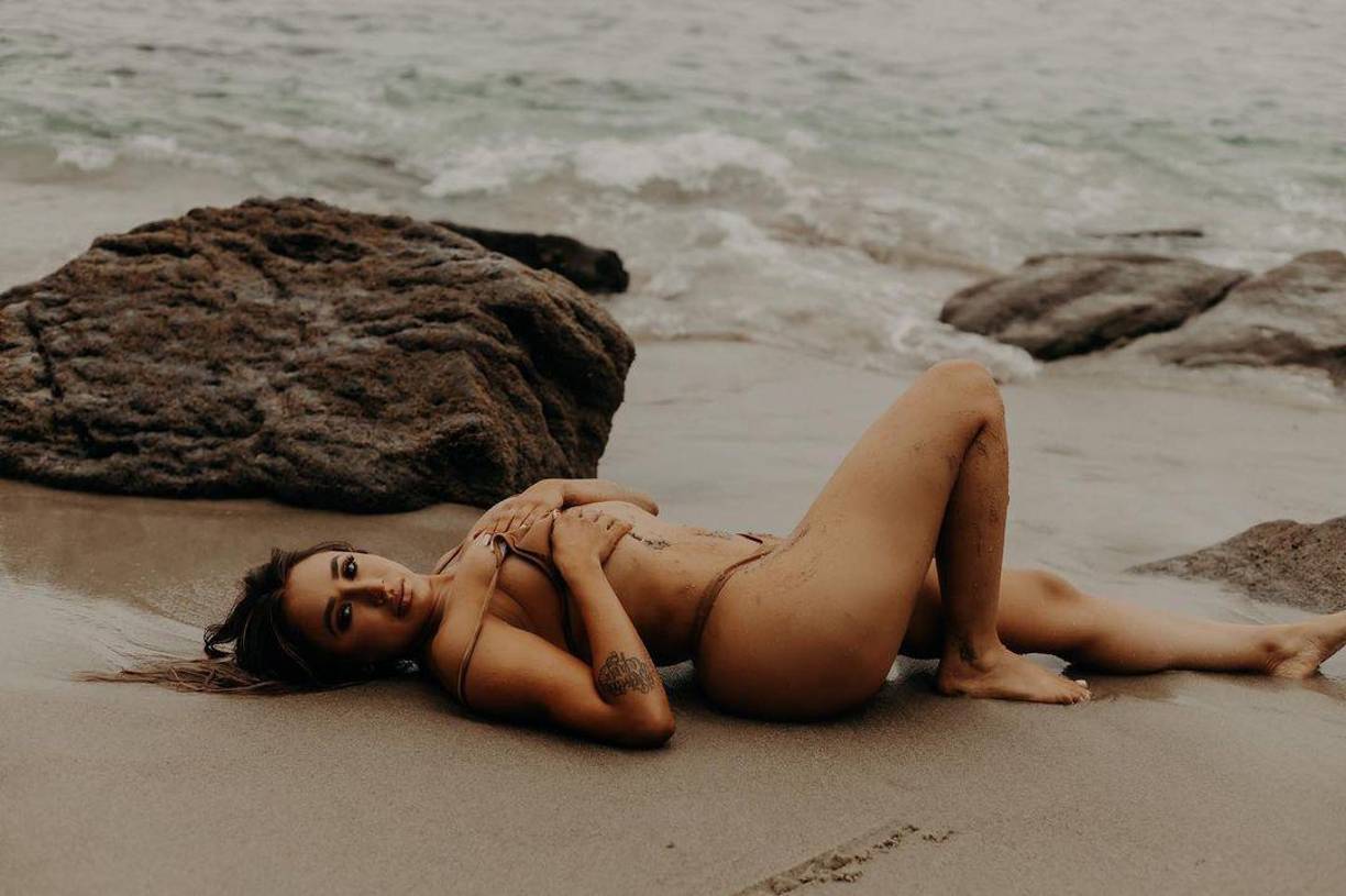 <b>Ayana Rivera:</b><b> </b>Es la hija mayor de Lupillo Rivera. Ella nació en 1994, es influencer y modelo. De sus publicaciones se sabe que ha trabajado en diversas empresas y también con su padre en una producción que la llevó hasta Indiana. Se sabe que no tiene buena relación con la familia Rivera, en especial con Chiquis, a quien en 2018 le puso una orden de restricción. Lo que si es cierto, es que es muy sexy y le encanta presumir sus curvas en las redes sociales. 