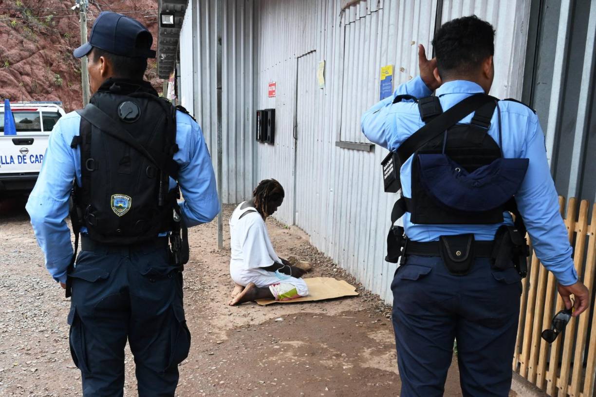 La trama de engaños empeora en Guasaule, Choluteca, zona sur de Honduras, donde los migrantes son estafados con hasta 500 dólares, equivalentes a aproximadamente 12,500 lempiras, solo para llegar a la frontera con Guatemala, es decir nueve veces más del supuesto costo justo.