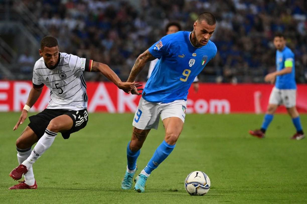 Sorpresa. Según Sky , la directiva del PSG estaría tras los pasos del delantero del Sassuolo , Gianluca Scamacca. El atacante italiano llegaría para competir el puesto con Mauro Icardi.