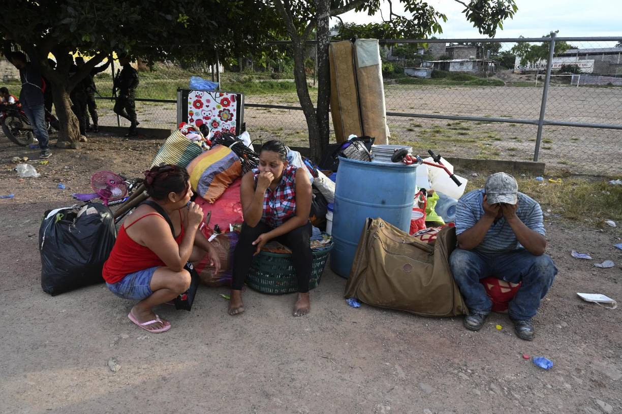 150 agentes de la Policía Nacional intervienen la colonia Villa Nueva con acompañamiento de elementos de la Policía Militar del Orden Público. Un informe del Comisionado Nacional de los Derechos Humanos (Conadeh) establece que durante el año 2021 dicha institución atendió, a nivel nacional, 9,784 quejas, de las cuales 917 fueron por desplazamiento forzado o riesgo de desplazamiento. 