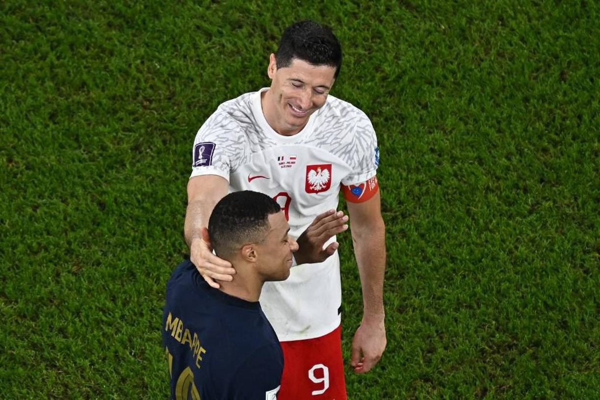 Tras el pitazo final, Mbappé y Lewandowski se quedaron un par de minutos en el centro del campo.