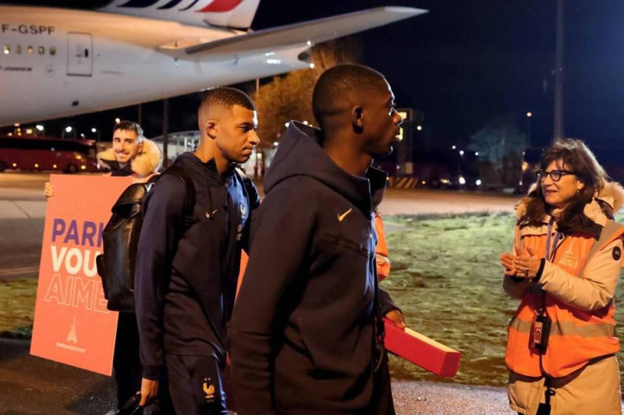 Medios de Francia informaron que el joven jugador viajó acompañado de Dembélé durante todo el viaje.