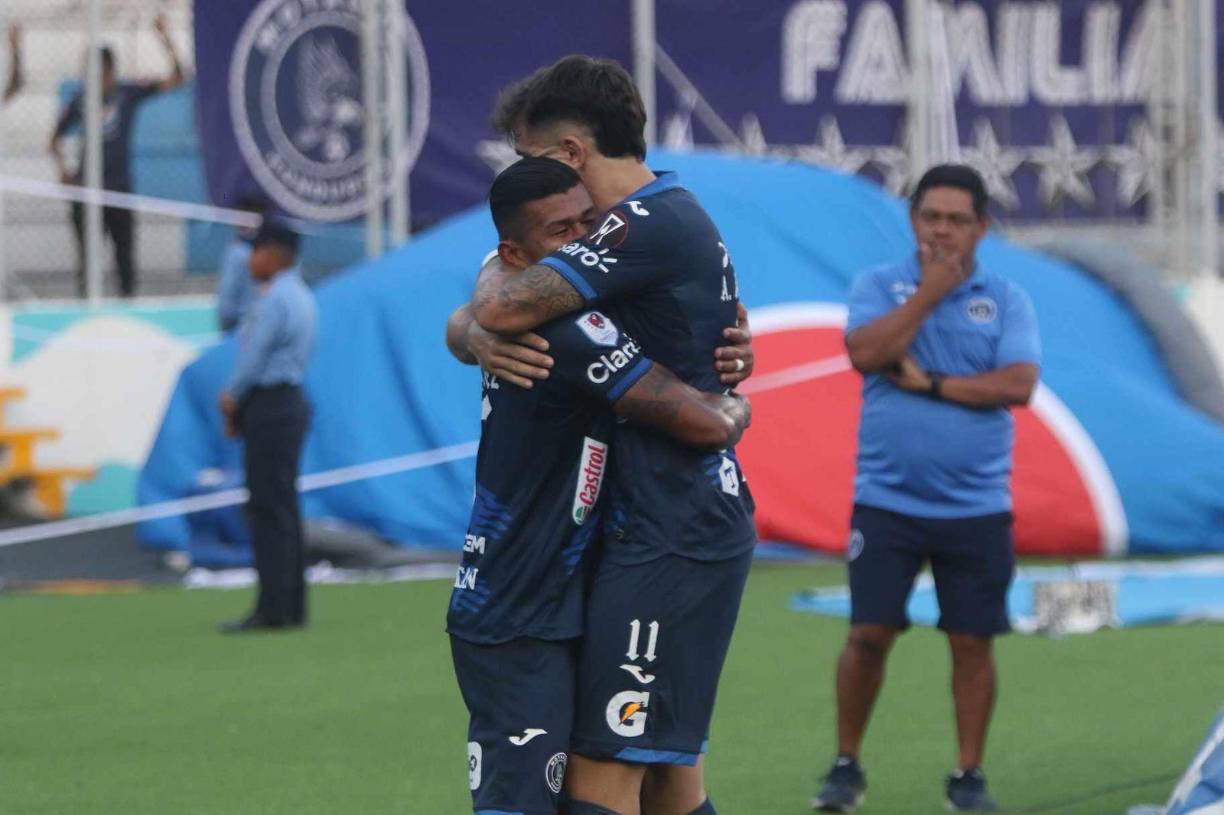 Así festejó Agustín Auzmendi junto a Iván el “Chino” López. 