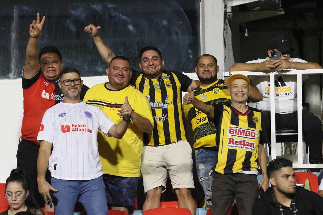 Los hinchas del Real España que llegaron al estadio Nacional para paoyar a su equipo.