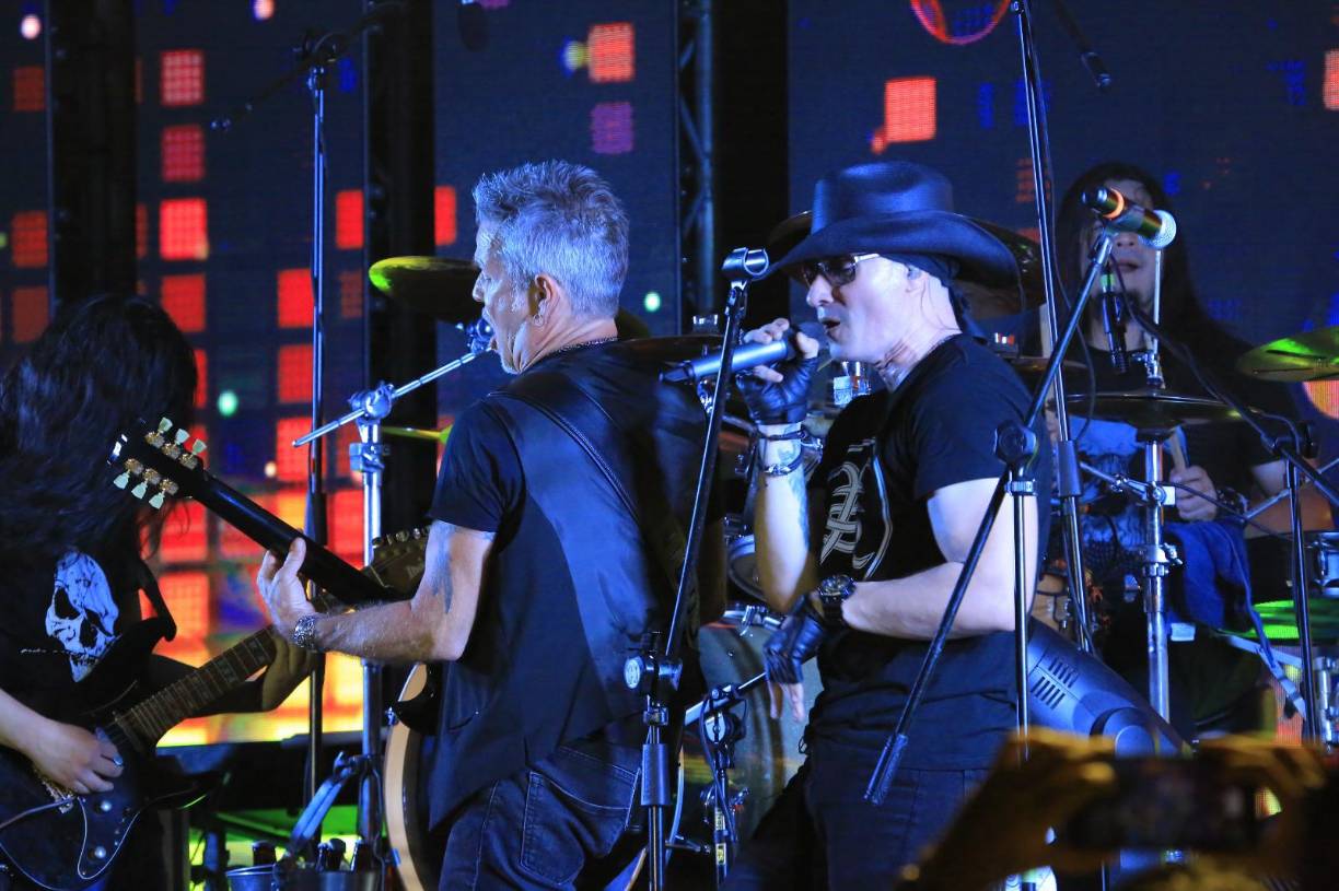 ”Seguimos haciendo tributos, afortunadamente la gente nos brinda la oportunidad de llevarles un poco de la música de Héroes del Silencio, la cual fue y sigue siendo parte de mi vida”, comentó. 