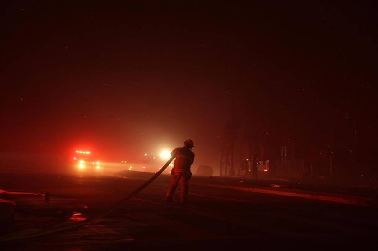 A Pacific Palisades se han desplazado varios decenas de unidades de bomberos, se han desplegados medios aéreos y hasta bulldozers para despejar un gran número de vehículos dejados atrás por los residentes en esta apresurada evacuación.
