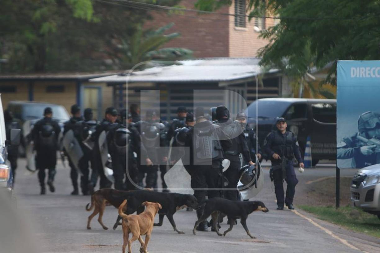 En horas tempranas de este miércoles, las autoridades de seguridad de Honduras comenzaron a ejecutar un simulacro del protocolo de entrega del expresidente Juan Orlando Hernández, pedido en extradición por Estados Unidos. Fotografía: Opsa / Andro Rodríguez