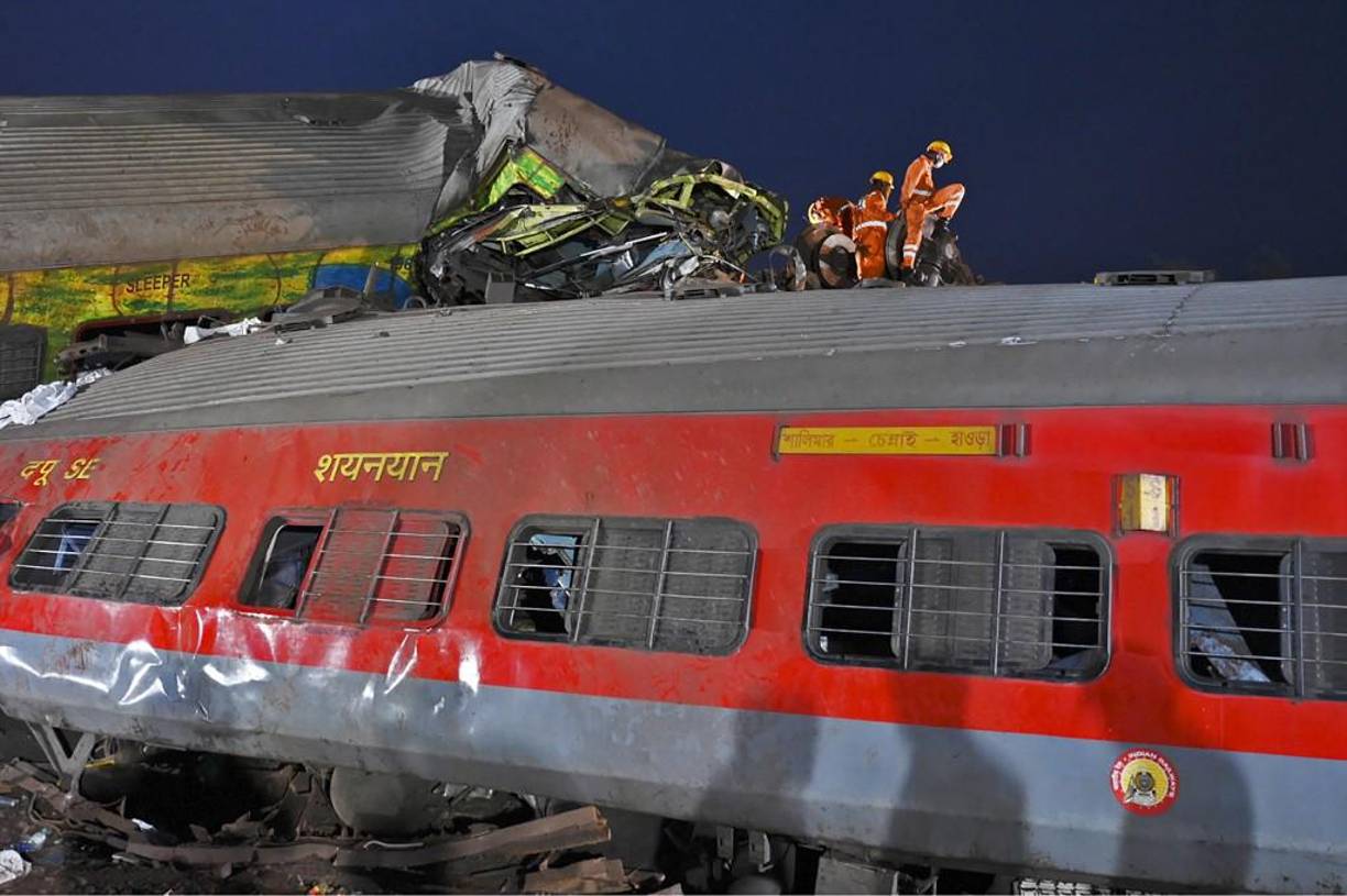 El sábado de noche existía aún confusión acerca de la secuencia de acontecimientos que provocó la tragedia, pero algunos reportes, citando a funcionarios ferroviarios, apuntaron a un error de tráfico, que desvió a una vía lateral al expreso de pasajeros Coromandal Express que se dirigía a gran velocidad con rumbo sur desde Calcuta hacia Chennai. 