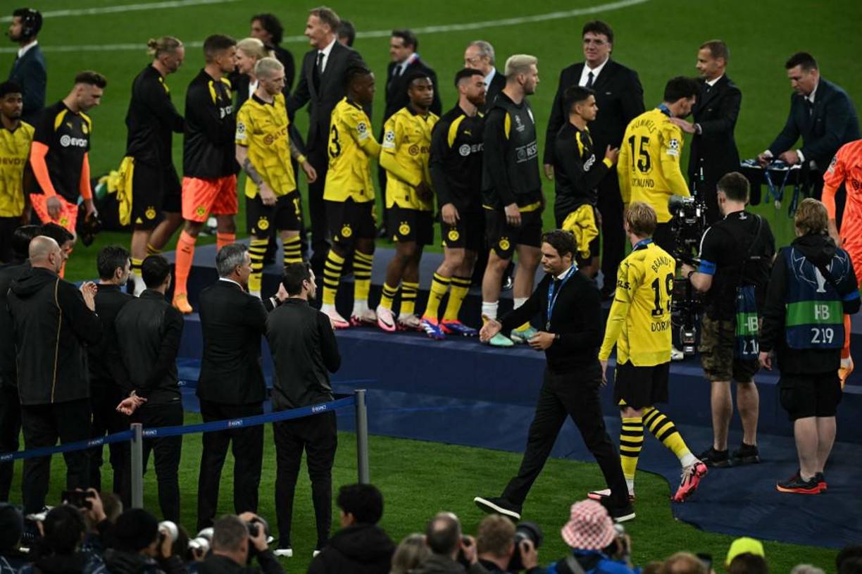 Jugadores y cuerpo técnico del Dortmund mostraron ser unos profesionales ya que acudieron a recoger la medalla de subcampeones.
