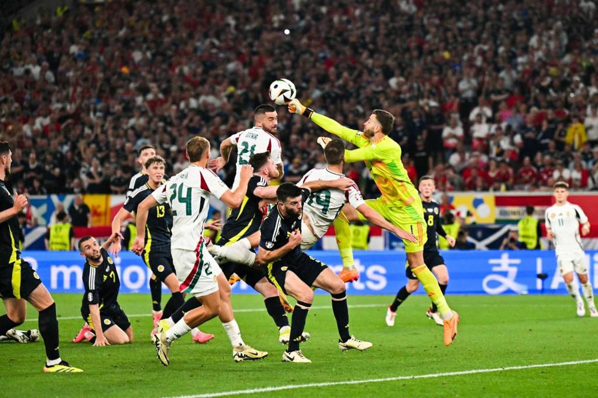 En el minuto 68, el futbolista quedó tendido en el área pequeña, con un ligero movimiento, sin responder, cuando sus compañeros pidieron rápidamente la atención médica y lo pusieron de lado hasta la llegada de los servicios sanitarios.