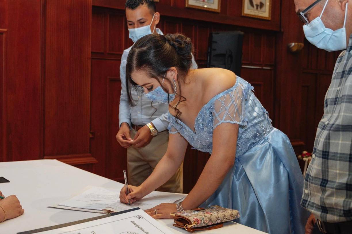 Con sus firmas sellaron el matrimonio civil.