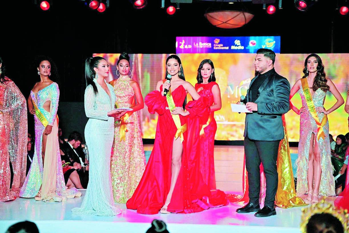 La segunda finalista fue la representante de Copán, Alejandra Espino, estudiante de Psicología. Su discurso: “Cada paso que doy en mi camino educativo me acerca más a la convicción de que la verdadera belleza reside en la tranquilidad de nuestro ser”. 