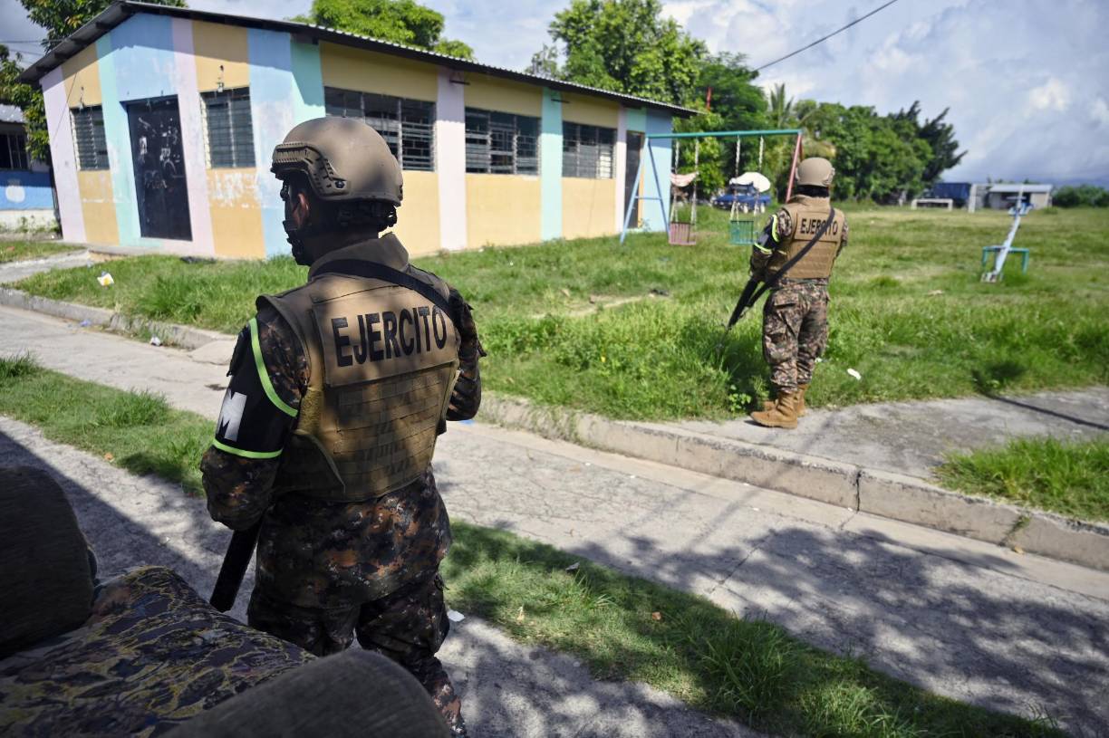 Diversas organizaciones humanitarias salvadoreñas e internacionales han recabado miles de denuncias sobre posibles violaciones a derechos humanos, principalmente por detenciones arbitrarias, las que la Procuraduría General de la República (PDDH), encabezada por Apolonio Tobar, cuestiona.