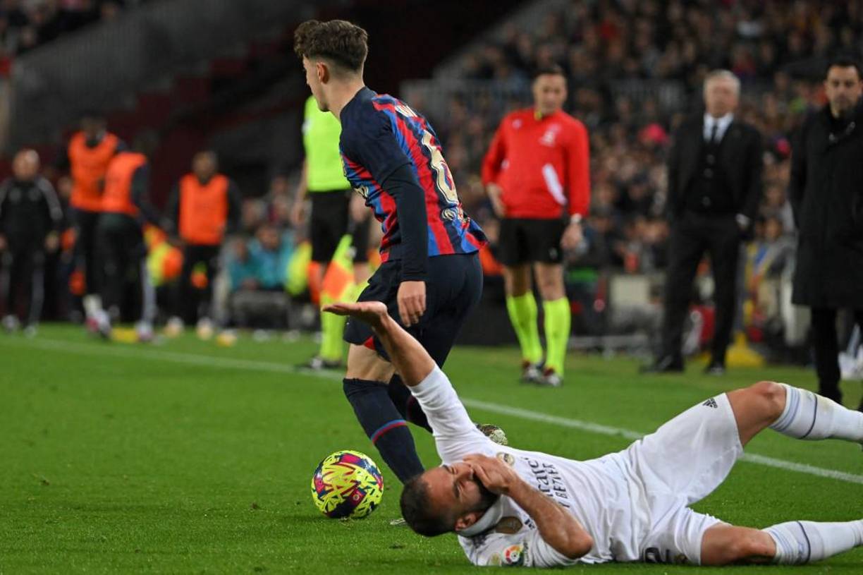 Gavi nuevamente es señalado ya que agredió de forma desleal a un jugador del Real Madrid y esto ha generado indignación en el madridismo ya que los árbitros no lo amonestan. 