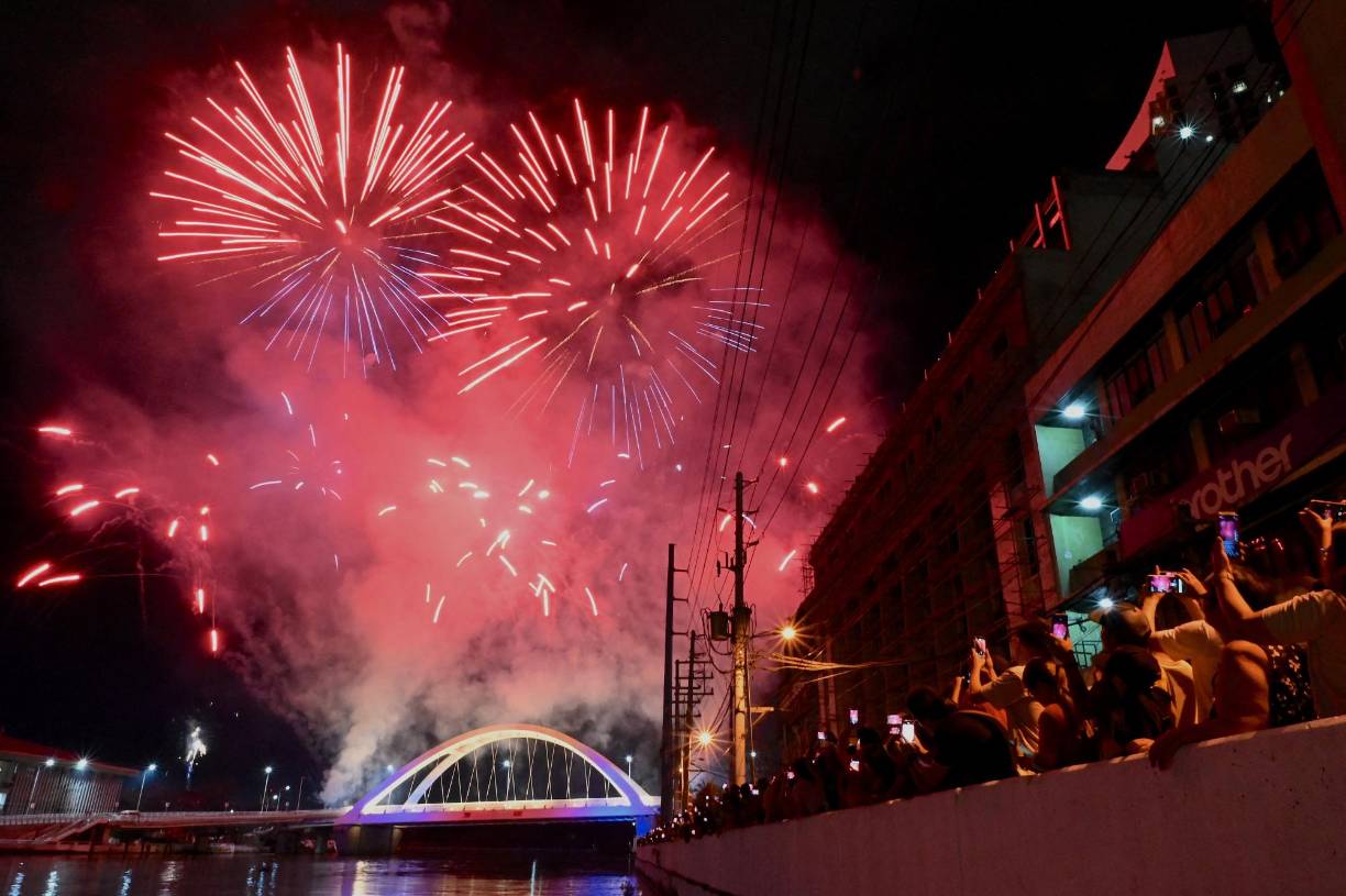 En Indonesia, miles de personas se agolparon en las calles para observar el espectáculo de los fuegos artificales.
