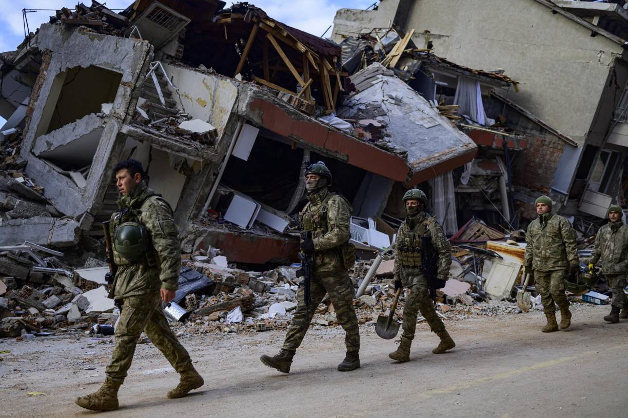 Muchas calles de la ciudad vieja quedaron inaccesibles, tapadas por los escombros de edificios colapsados.