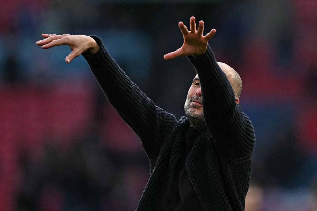 “Acabarás siendo entrenadora. Porque estarás arriba y verás cosas que querrás hacer y no podrás. Lo más cercano a ser jugador es ser entrenador”, apuntó el DT del City.