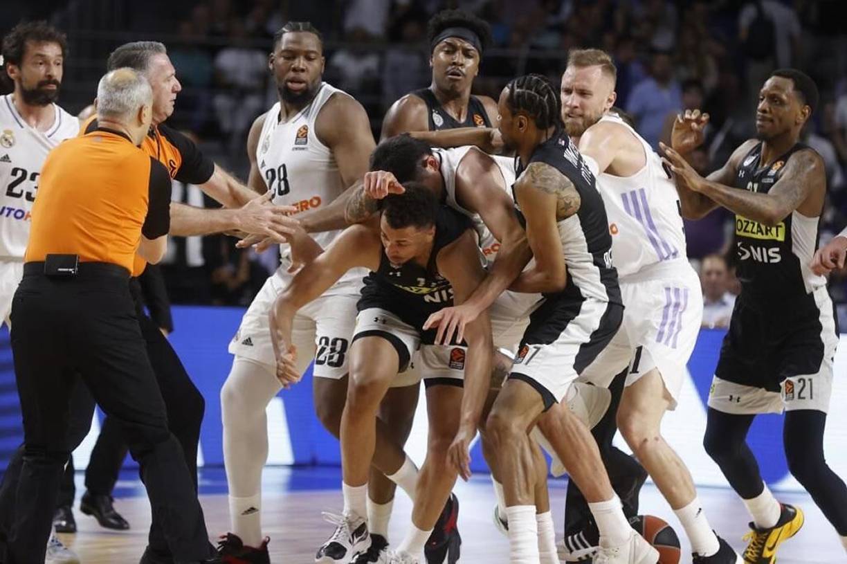 Real Madrid y Partizán interrumpieron su partido por una de las peleas más lamentables que se recuerdan en el baloncesto europeo.