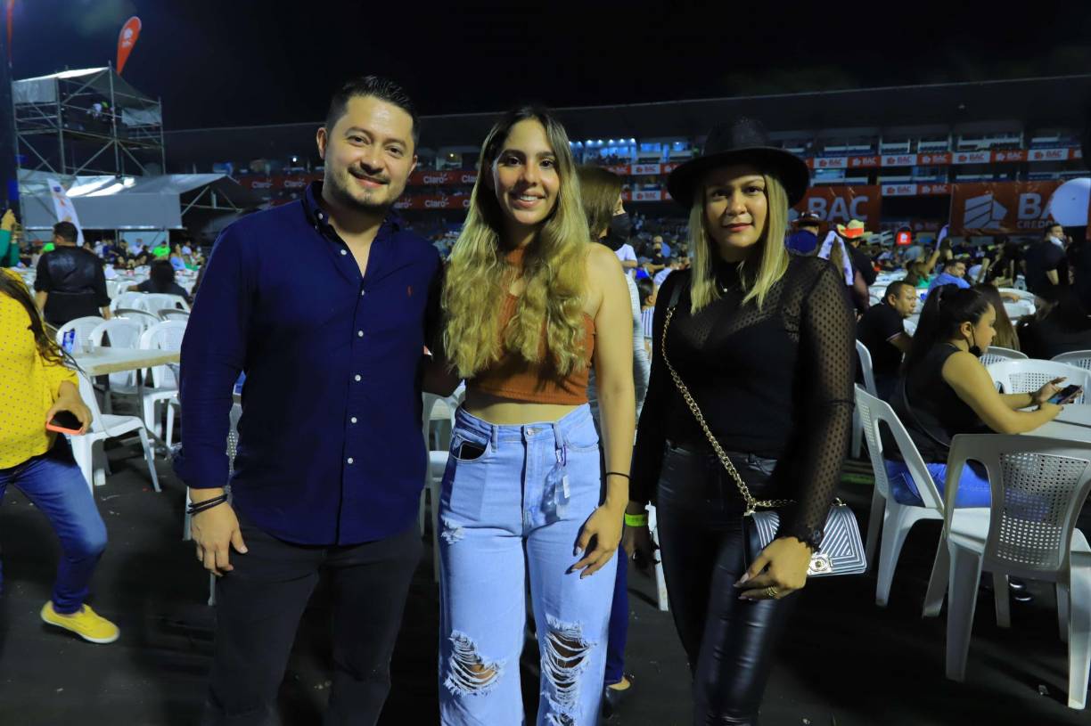 “Gracias San Pedro Sula, es un honor estar de nuevo con ustedes. Gracias por el esfuerzo. Esta noche se vale gritar, llorar y cantar”, expresó Solís.