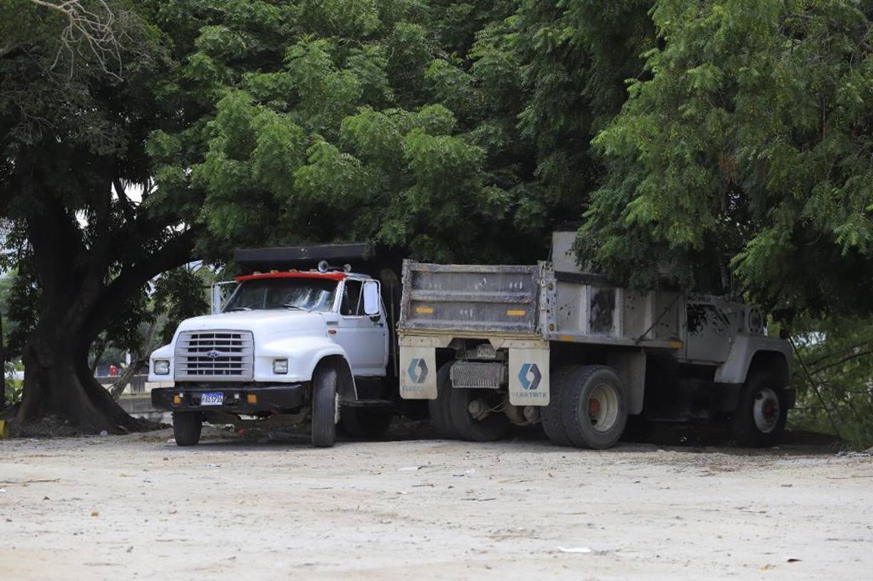 - Transportar productos susceptibles a ser esparcidos por el viento sin cubrirlos con toldos o tapacargas.- Conducir vehículos dotados de dispositivos no autorizados o prohibidos por la ley que permita burlar los operativos policiales o anular los aparatos de vigilancia de la policía.