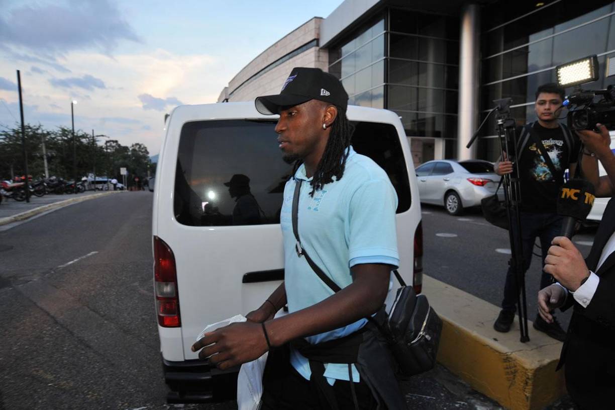 Alberth Elis, quien volvió a vestir la camiseta de la ‘H’, subiéndose al autobús que los llevó al hotel para luego entrenar en el Chelato Uclés.