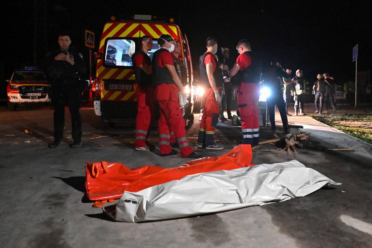 “Hay muchas lágrimas, mucha sangre. Uno llora en su corazón”, agrega este hombre de 40 años, que antes de la guerra trabajaba como técnico dental.