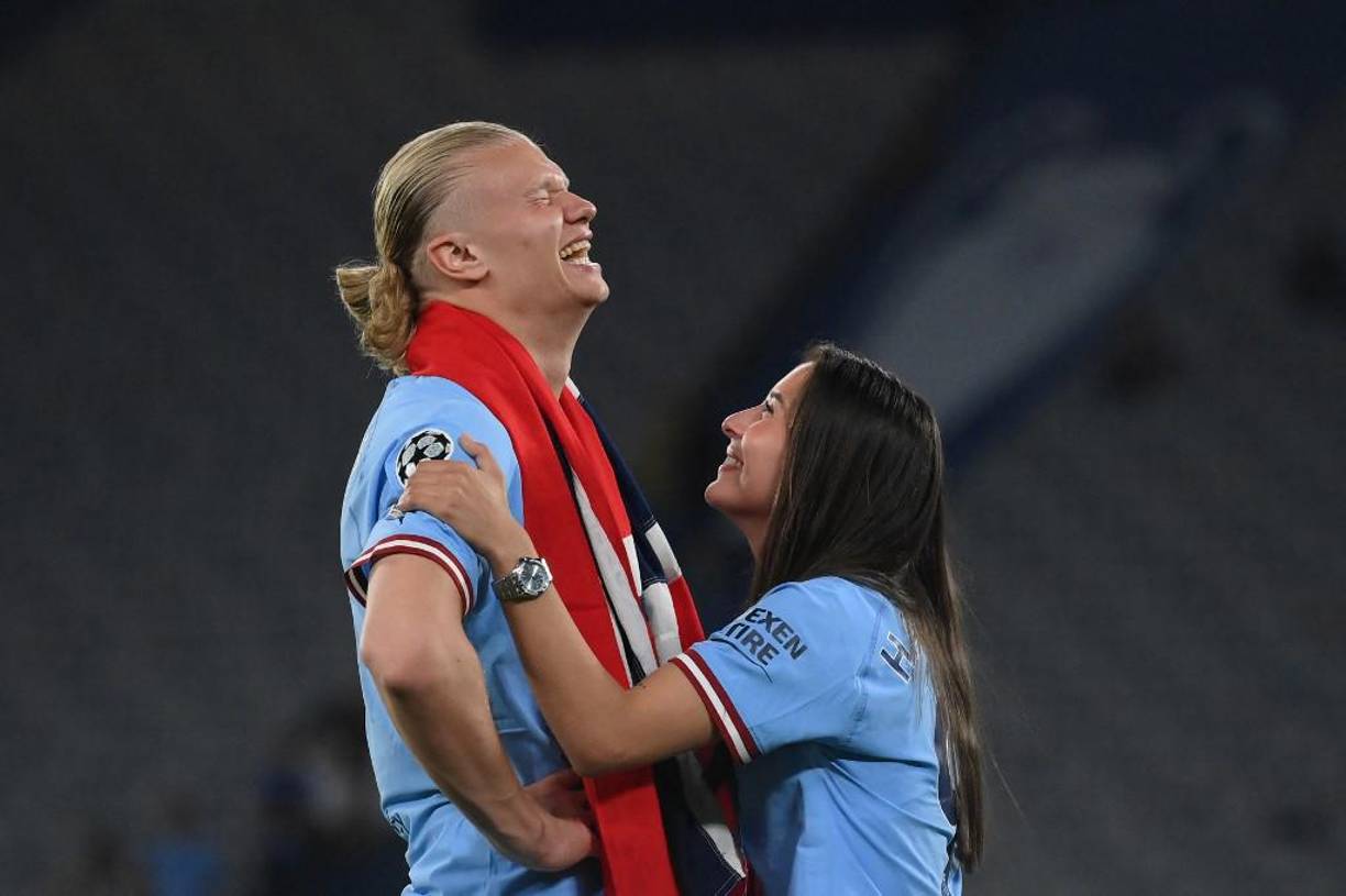 Haaland sonriendo junto a su bella novia Isabel Haugseng Johansen.