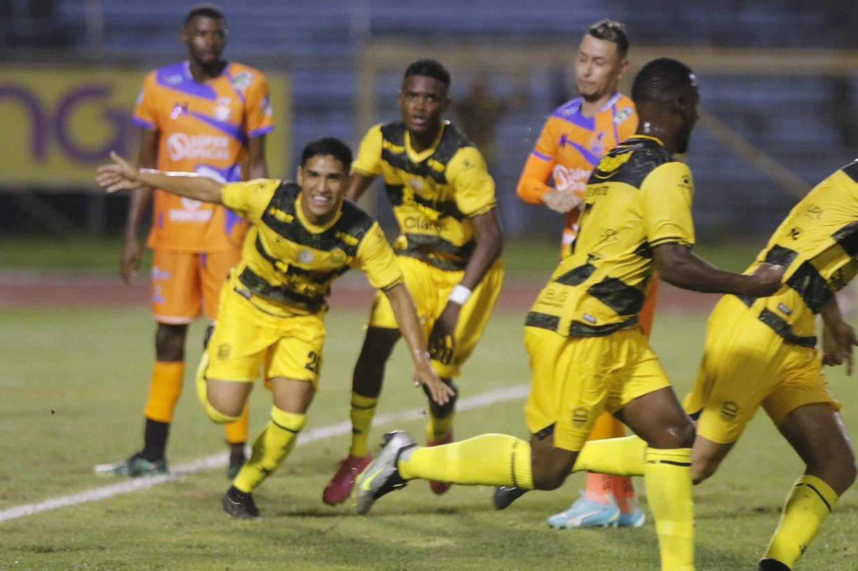 Aceituno enderezó de cabeza el 2-1 que daba la victoria al 90+7’. También se reclama offside por esta jugada.