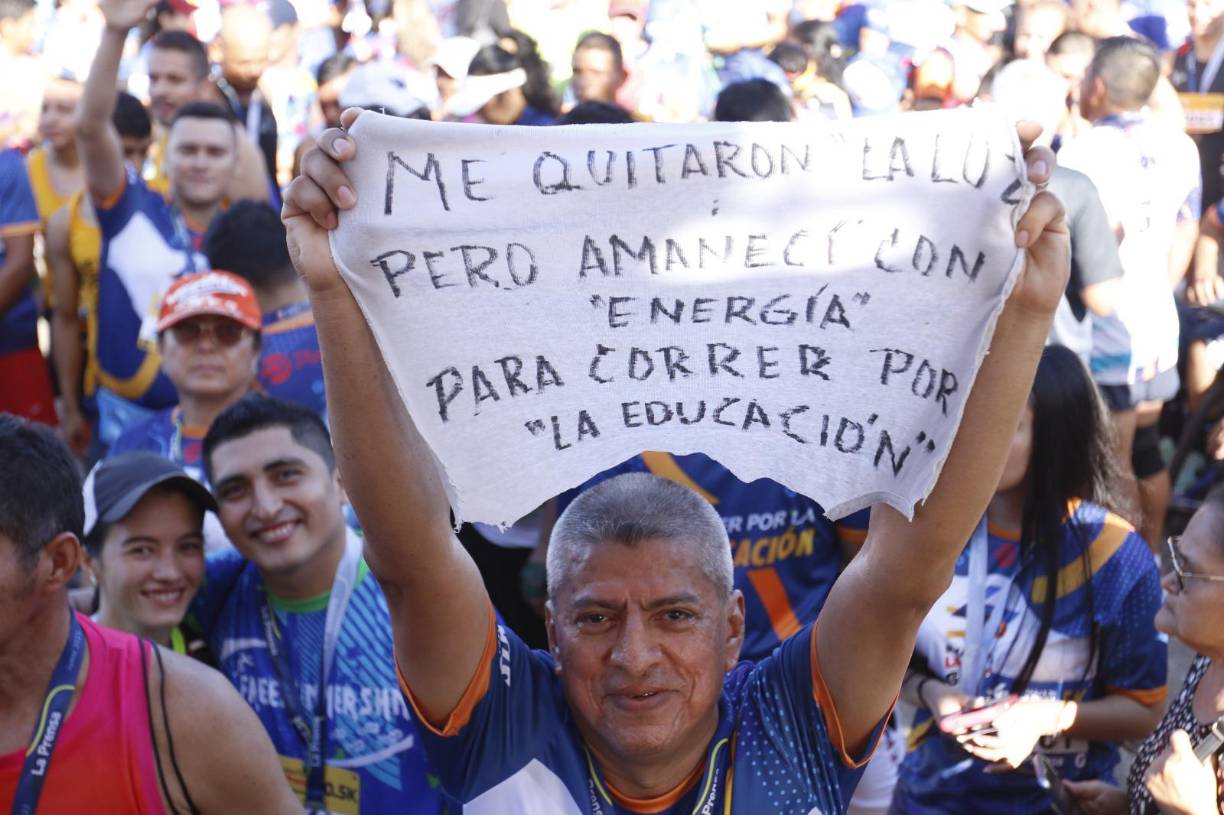 Hubo tiempo hasta para dejar un mensaje debido a los apagones que afectan a los hondureños: “Me quitaron la luz, pero amanecí con energía para correr por la educación”, fue el mensaje de este señor en la 47 edición de la Maratón de LA PRENSA.