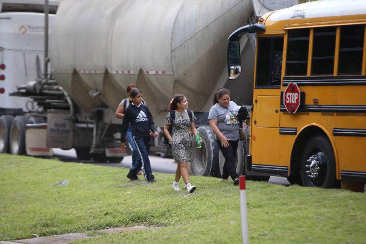 La fila de rastras, camiones, buses del transporte público y vehículos particulares eran de varios kilómetros. 
