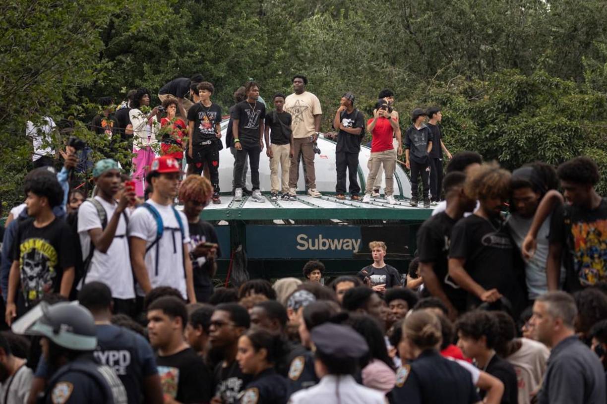 Todo comenzó con una publicación en Instagram de <b>Kai</b> <b>Cenat</b> en la que convocaba a sus seguidores a reunirse con él en el bajo Manhattan para un evento retransmitido en directo en el que repartiría regalos, entre ellos consolas de videojuegos PlayStation 5.