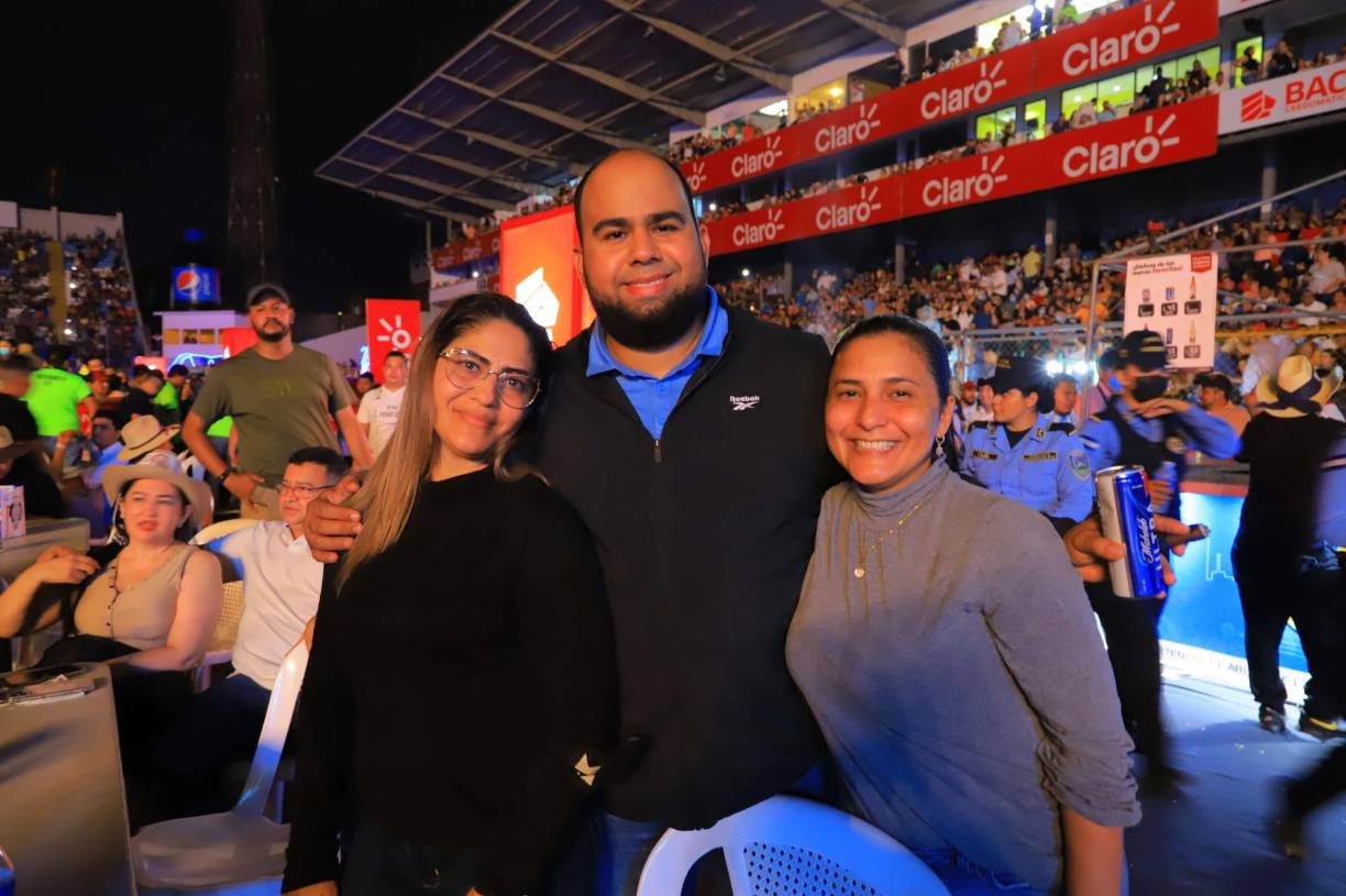 FOTOS: Así disfrutaron los sampedranos del concierto de “El Buki”