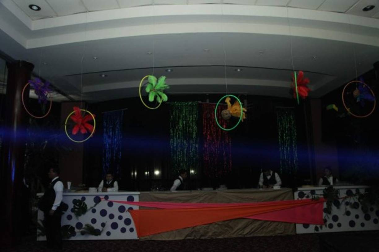 Plumajes y tiras elásticas con colores estridentes.