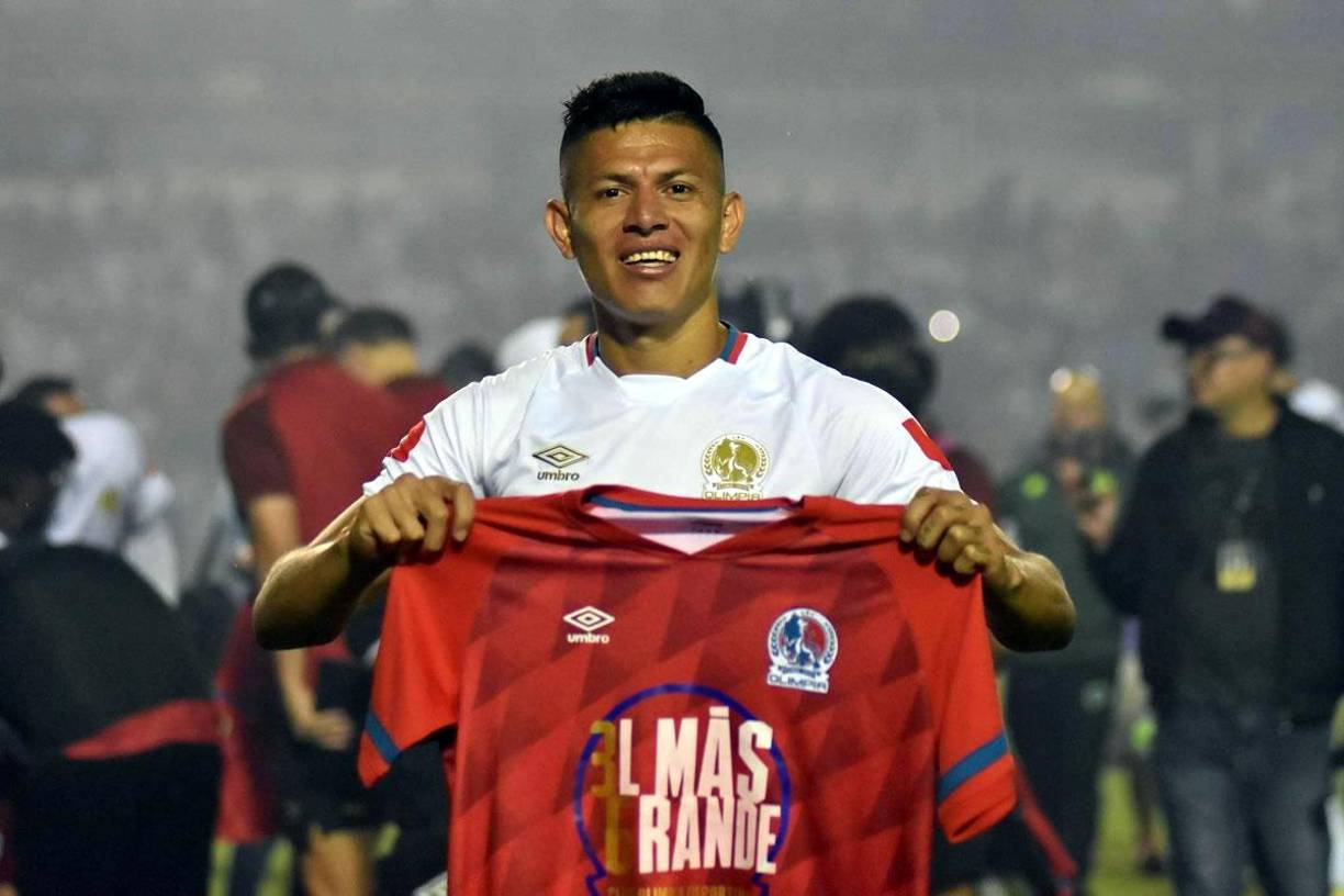 El defensa Jonathan Paz mostrando la camiseta del Olimpia por su Copa 36.