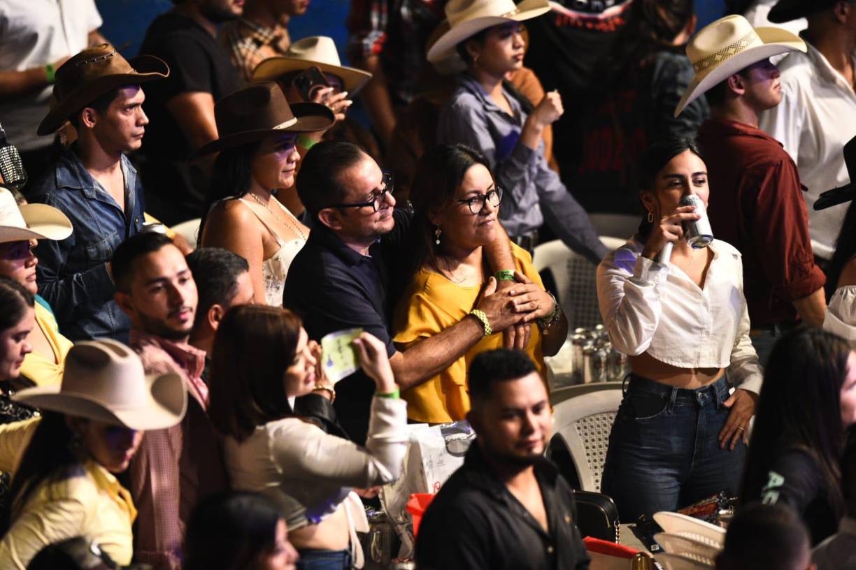 Sampedranos cantan y bailan al ritmo de El Trono de México