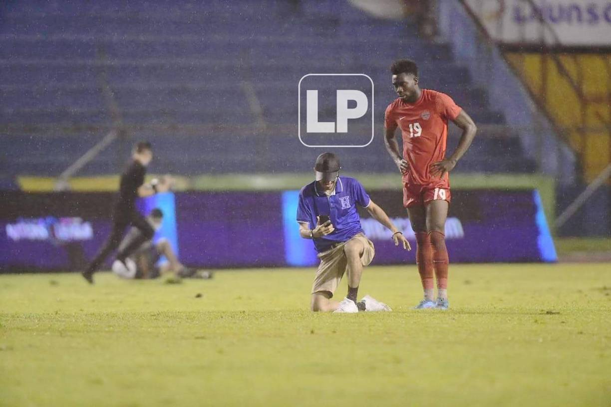 Y lo logró. El aficionado hondureño le pidió una foto a Alphonso Davies y el jugador del Bayern Múnich posó sin problemas. Un crack.