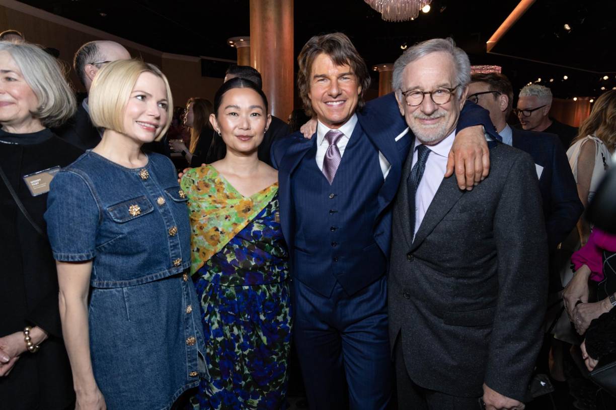 Michelle Williams, Hong Chau, Tom Cruise y Steven Spielberg en el Oscar Nominee Luncheon.