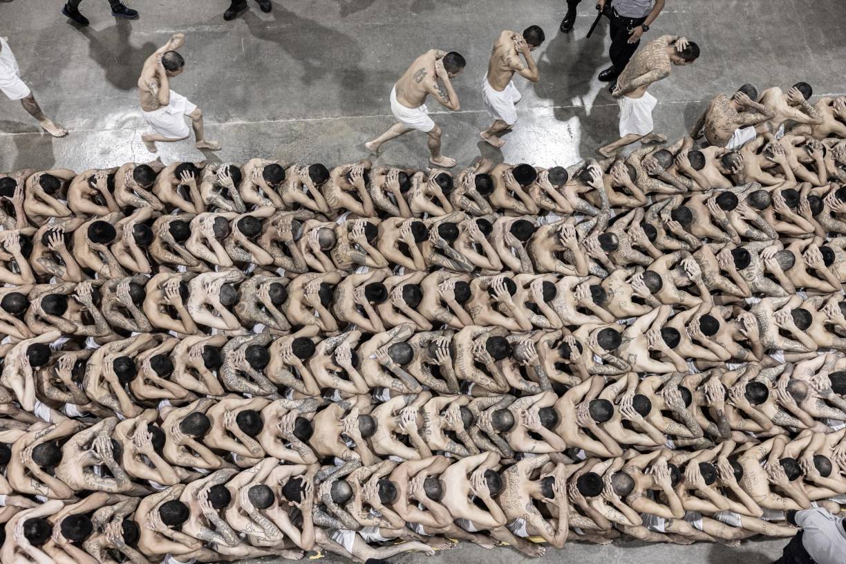 “Trasladamos a más de 2.000 pandilleros desde los penales de Izalco (oeste), Ciudad Barrios (este) y San Vicente (sureste), hacia el Cecot”, indicó el mandatario en su cuenta en la red social X.