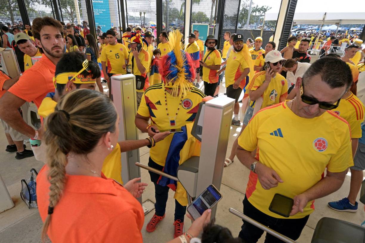 Aficionados ingresando al estadio para la gran final.