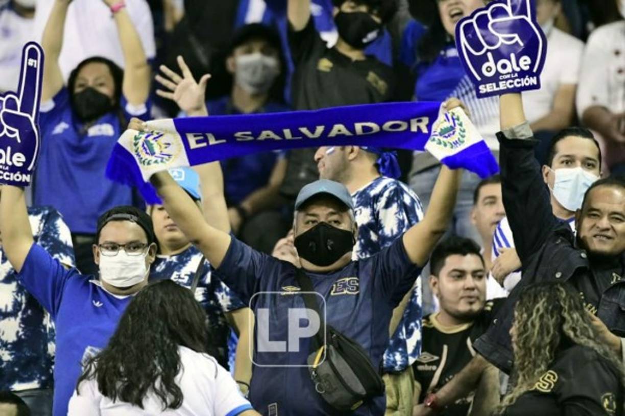 Un buen número de aficionados sí portaron mascarillas, pero otros no.