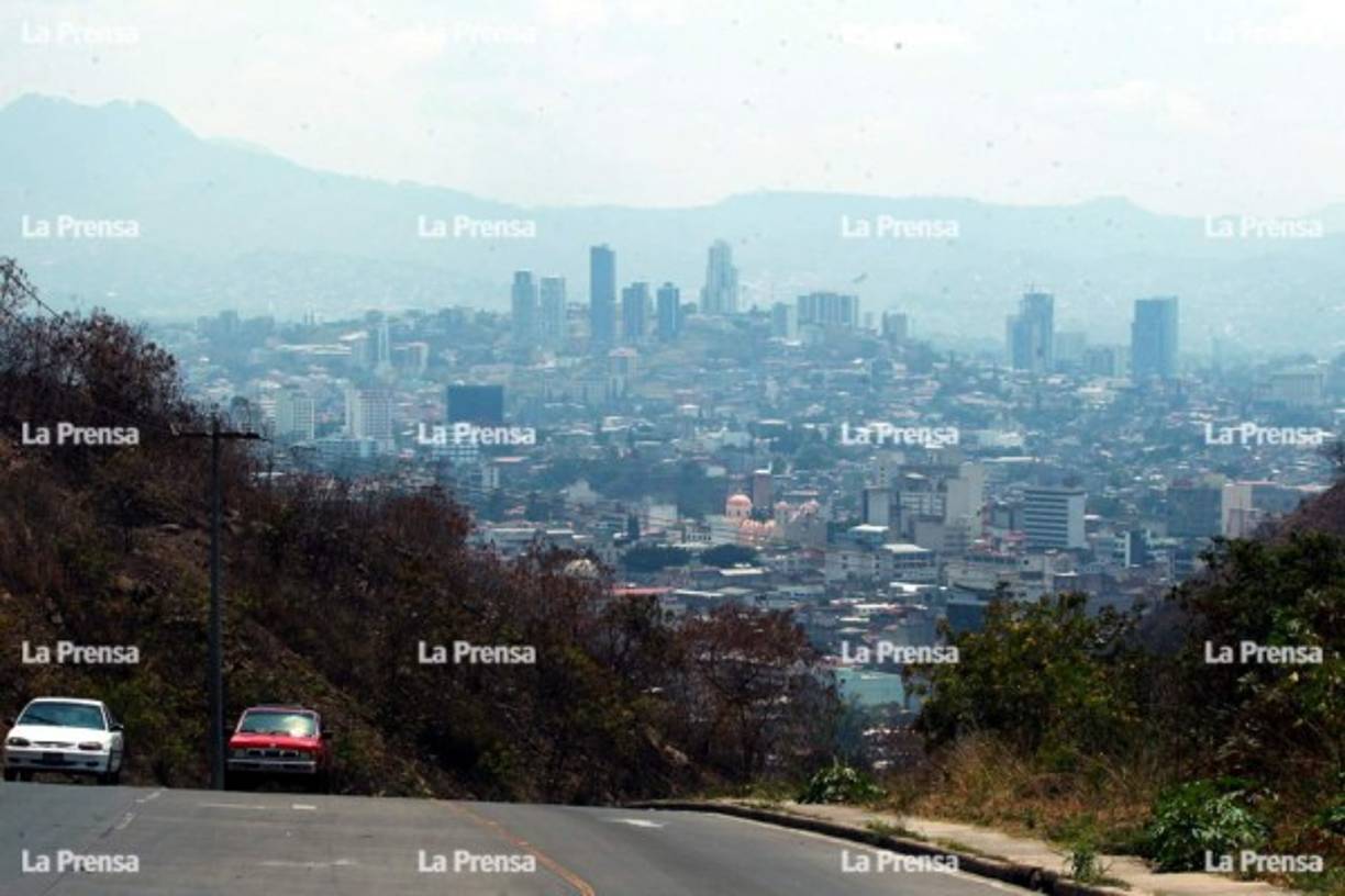 Las altas temperaturas (normales en esta temporada del año) y la mano del hombre han venido provocando inccendios en los bosques de Honduras en las últimas semanas, siendo la capital Tegucigalpa una de las ciudades más afectadas, pues el humo se ha estancado en esta zona del país.