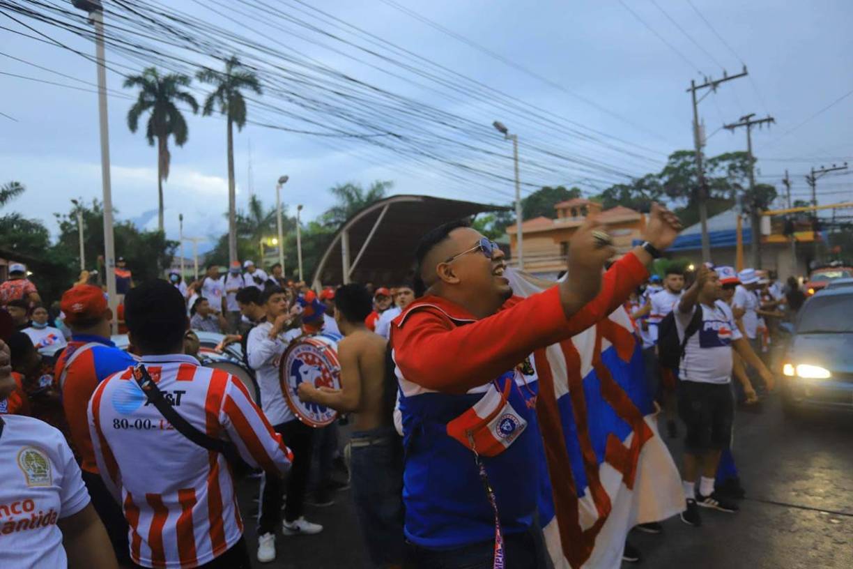 Pero a la barra del Olimpia se le fue prohibida la entrada al estadio Ceibeño para evitar problemas.
