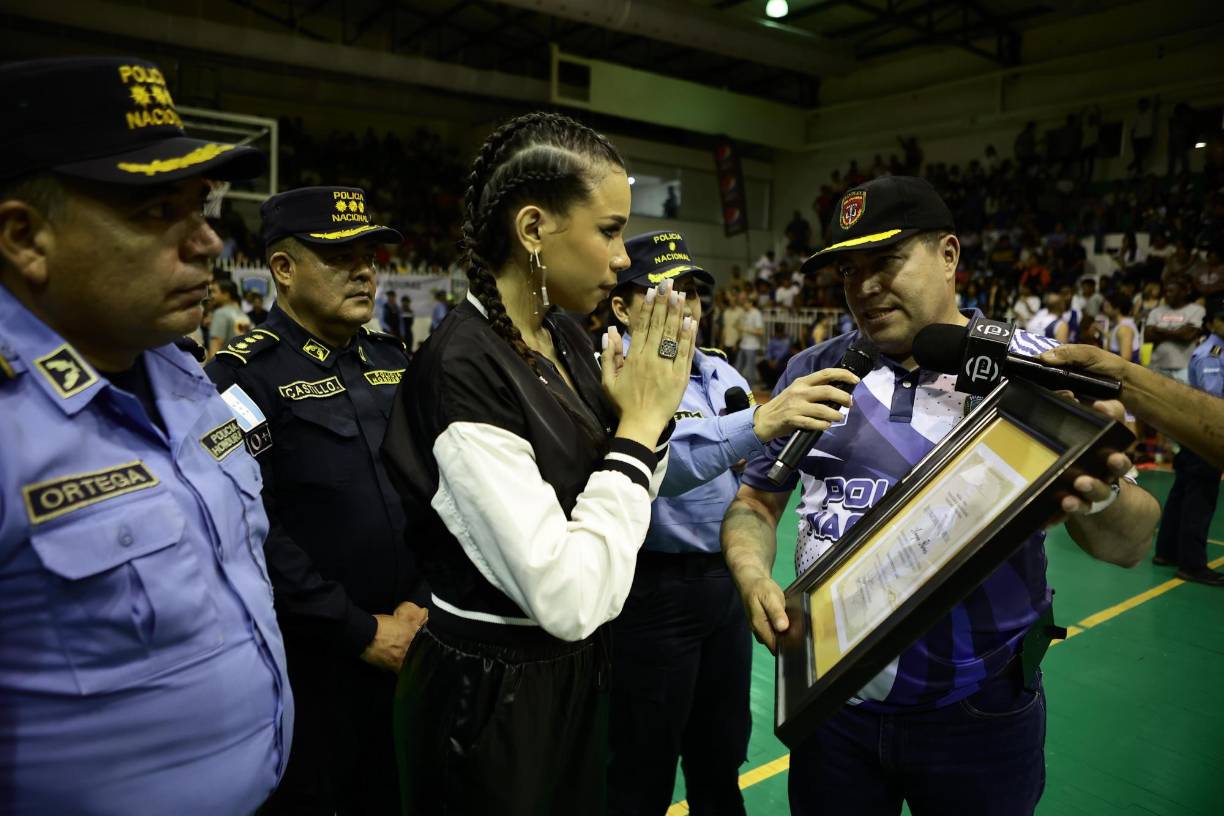 Angie Flores cautivó: Harlem Globetrotters y su gran show en Honduras