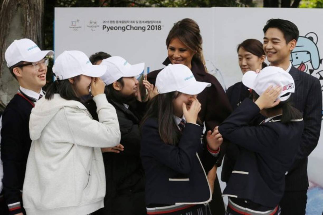 Melania sonríe mientras habla con los niños de Corea del Sur, con la esperanza de alentar a más de ellos a practicar deporte antes de los Juegos Olímpicos de Invierno 2018 que se celebrarán en Corea del Sur.<br/>