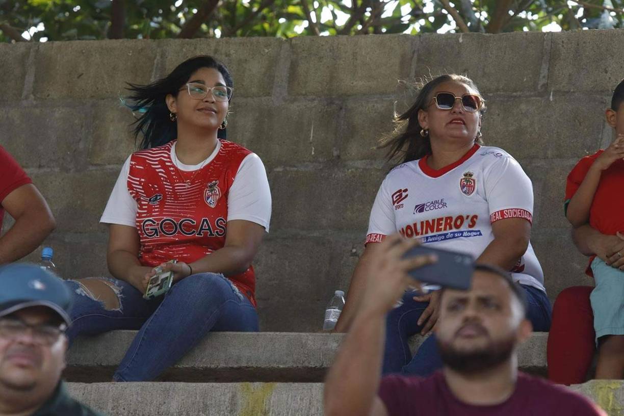 Con camisetas de la Real Sociedad llegaron este par de aficionadas tocoeñas.
