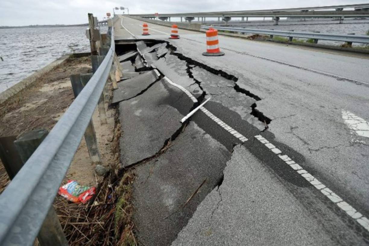 Varias carreteras sufrieron severos daños por la fuerte marejada causada por el potente ciclón que impactó el pasado viernes en la costa de Carolina del Norte.