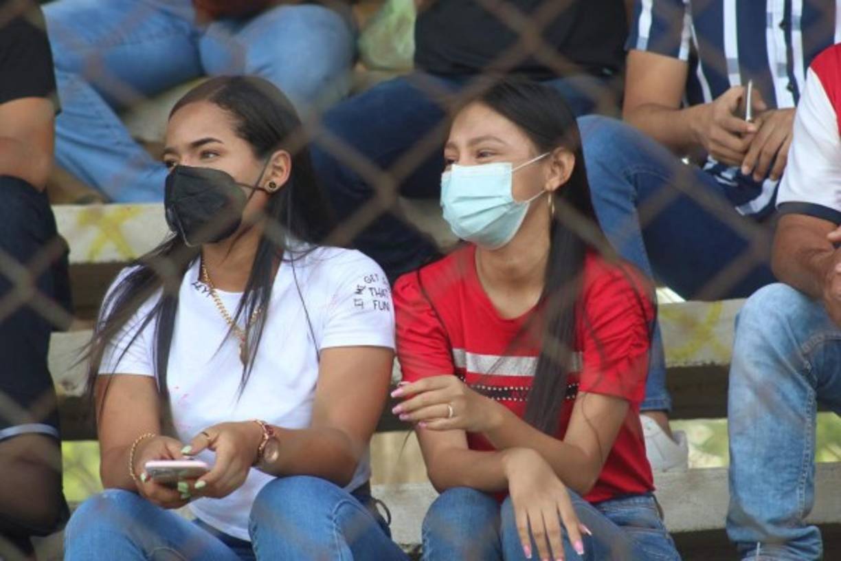En las graderías del estadio Francisco Martínez de Tocoa se vivió una bonita linda fiesta deportiva con la llegada del Olimpia.